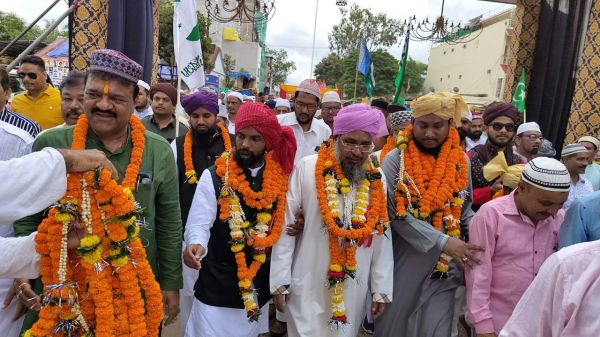 ईद मिलादुन्नबी पर निकाले जुलूस का स्वागत किया रेखचंद ने