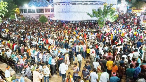 जड़ी-बूटीयुक्त खीर के लिए हजारों का रातभर डेरा