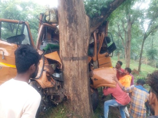 रफ्तार मेटाडोर पेड़ से टकराई, 3 मौतें, आधा दर्जन जख्मी