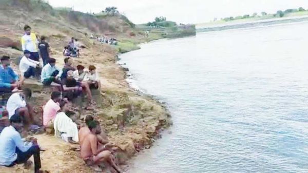 एनीकट में नहाते बहा युवक, दूसरे दिन भी तलाश जारी