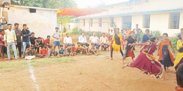 बच्चे ही नहीं बल्कि बड़े एवं बुजुर्ग भी शामिल होकर ले रहे खेल का आनंद