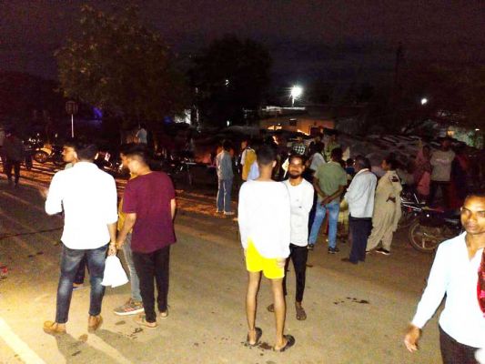 नामकरण संस्कार से लौटते डिवाइडर पर चढ़ी बस, फिर पलटी, आधा दर्जन घायल