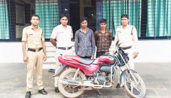 चोरी की मोटरसाइकिल बेचने की फिराक में घूमते दो गिरफ्तार