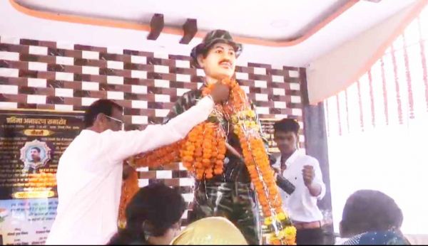 मां के पैर छू कर गृहमंत्री ने शहीद को नमन कर किया प्रतिमा का अनावरण