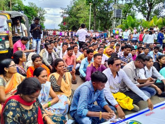 आरक्षण कटौती पर बिफरा सर्व आदिवासी समाज, चक्काजाम कर किया प्रदर्शन