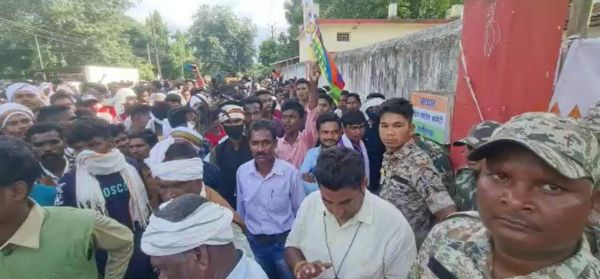 आदिवासी समाज ने  मरकाम निवास का किया घेराव