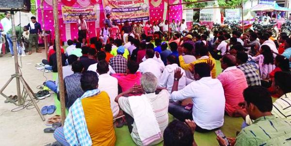 आरक्षण कटौती के खिलाफ सर्व आदिवासी समाज का धरना-प्रदर्शन