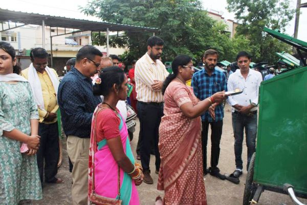 स्वच्छता दीदीयों को 30 गारबेज रिक्शा वितरण