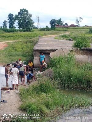 6 साल से टूटी पुलिया की नहीं ले रहा है कोई सुध, ग्रामीण परेशान