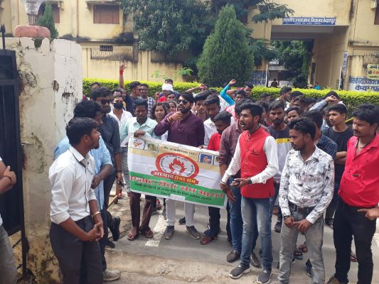 चंद्रशेखर आजाद की प्रतिमा स्थापित कराने व खस्ताहाल सडक़ों की मरम्मत को ले धरना-प्रदर्शन