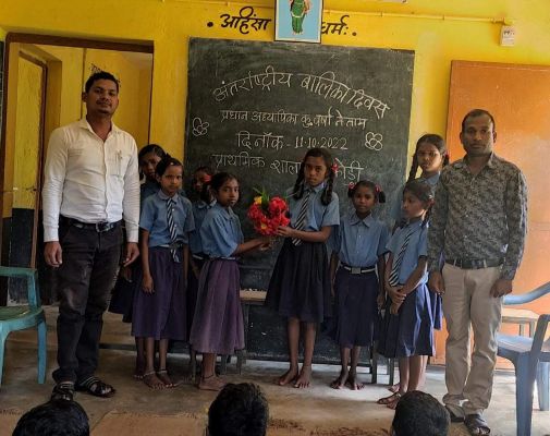 एक दिन की प्रधान अध्यापिका बनीं वर्षा
