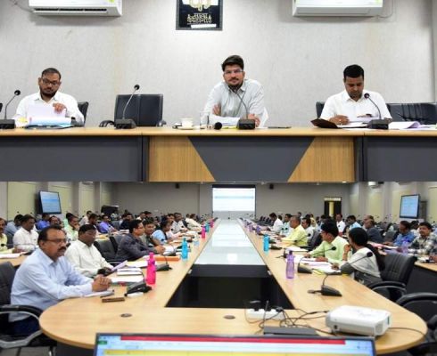 सडक़ मरम्मत कार्यों को सर्वोच्च प्राथमिकता के साथ करने के निर्देश
