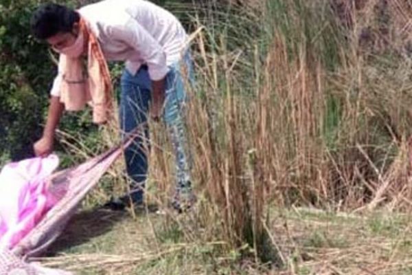 तालाब में रस्सी से बंधी मिली लापता युवक की लाश