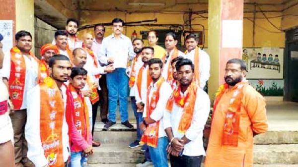 शिवसेना की युवासेना ने जिला शिक्षा अधिकारी को सौंपा ज्ञापन