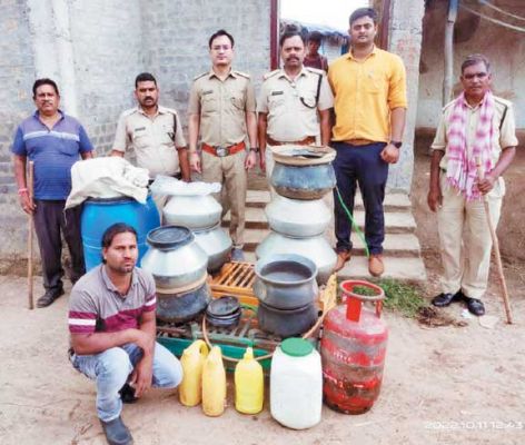 महुआ शराब सहित बाइक जब्त