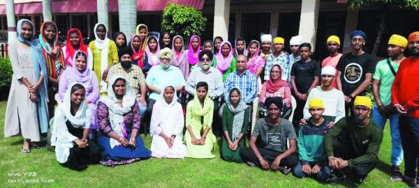 खालसा एजुकेशन सोसायटी ने 40 बच्चों को कराई पंजाब की धार्मिक यात्रा