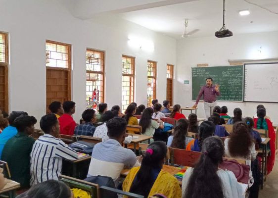 महाविद्यालय का औचक निरीक्षण