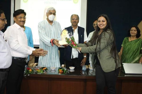 अपूर्वा को स्टार्टअप एमडी बॉटनिकल्स के लिए सर्वश्रेष्ठ उद्यमी का पुरस्कार