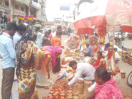 करवा चौथ आज, सोलह शृंगार खरीदने दिनभर रही खरीददारों की भीड़, चंद्रोदय रात 8.10 बजे