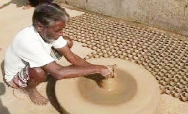 दीपावली में उम्मीद के साथ दीया बनाने में जुटे कुम्हार