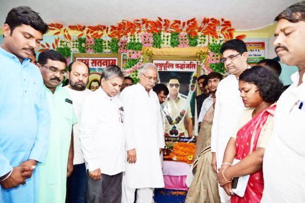 नक्सल हमले में शहीद सब इंस्पेक्टर के गृहग्राम पिहरीद पहुंचे सीएम, दी श्रद्धांजलि