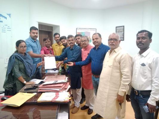 चौक के नाम संशोधन में अनियमितता का आरोप, भाजपाइयों ने सौंपा ज्ञापन