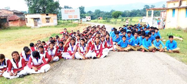  शिक्षक का तबादला रोकने विद्यार्थी धरने पर