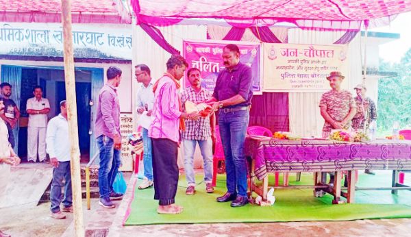 कोलारघाट में चलित थाना  ग्रामीणों की समस्याएं जानीं