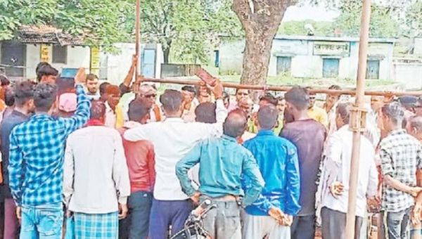 शिक्षकों की कमी से नाराज ग्रामीणों ने स्कूल के सामने गाड़ा तंबू