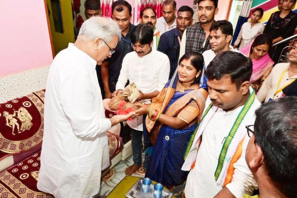 मुख्यमंत्री पहुंचे पिहरीद, बचाव अभियान से सुरक्षित निकाले गए राहुल के परिवार से मिले