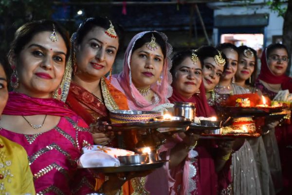 करवा चौथ का व्रत रख पति की लंबी आयु की कामना