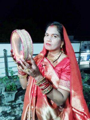 पति की दीर्घायु के लिए रखा व्रत  