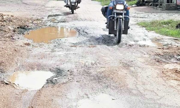 लवन-सरखोर सडक़ की हालत खराब, गड्ढे ही गड्ढे