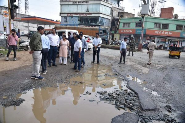 पानी निकासी के लिए नाली बनाने व अतिक्रमण हटाने निर्देश