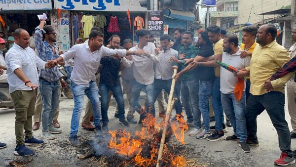 भाजयुमो ने कांग्रेस सरकार का पुतला फूंका