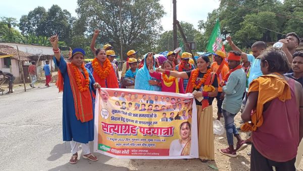 16 सूत्रीय मांगों को लेकर निकाली सत्याग्रह पदयात्रा, ग्रामीणों का मिल रहा समर्थन