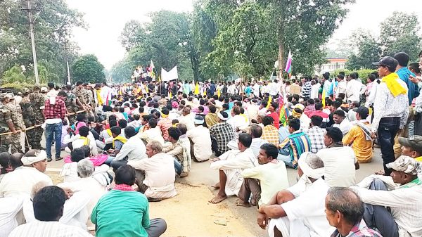 मांगों को ले आदिवासियों ने निकाली जनआक्रोश रैली, कलेक्टोरेट घेरा