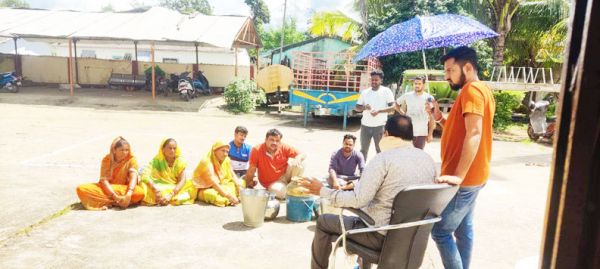 पानी की किल्लत, खाली बर्तन लिए जनप्रतिनिधि धरने पर