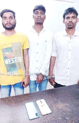 घर जा रहे तीन दोस्तों से दो मोबाइल लूटने वाले चार आरोपी गिरफ्तार