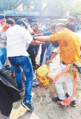 राज्य सरकार का फूंका पुतला