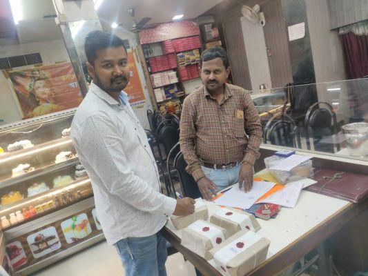 मिठाई की दुकान से लिये सैम्पल, जांच के लिए भेजा गया लेबोरेट्री