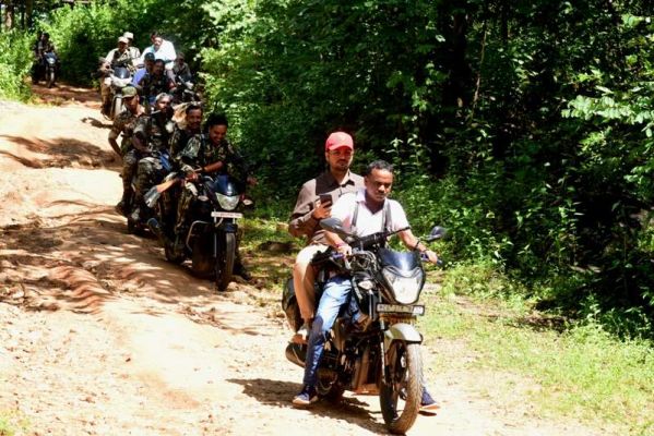 कलेक्टर व एसपी मोटरसाइकिल से पहुंचे जिले की सीमा स्थित दूरस्थ क्षेत्र कुधुर