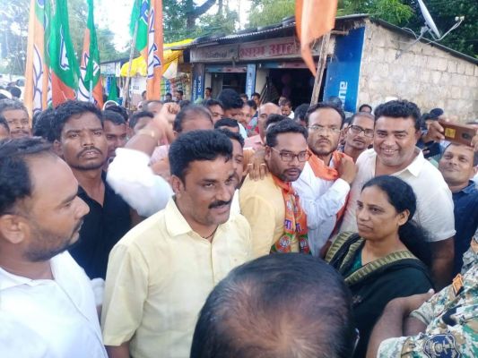 आरक्षण कटौती के विरोध में विधायक निवास घेरा