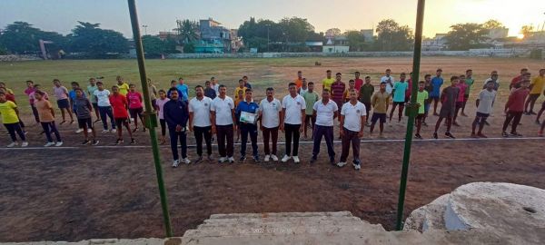 आर्मी भर्ती के प्रशिक्षणार्थियों से मिले रोजगार अधिकारी
