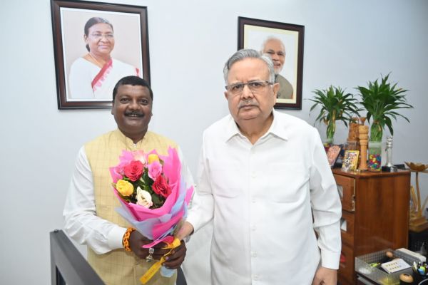 रमन से भेंट कर मेश्राम ने दी जन्मदिन की बधाई
