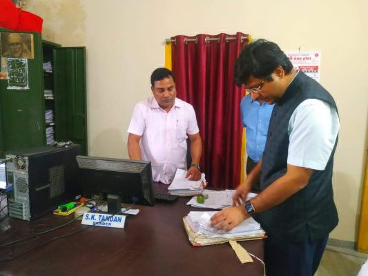 कलेक्टर ने अफसरों-कर्मियों को लापरवाही न बरतने की दी हिदायत