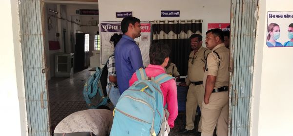 त्योहारों को लेकर बोड़ला पुलिस चौकस फेरी वालों से की जा रही है पूछताछ
