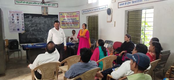 शिक्षकों को सिखाई जा रही है ब्रेल लिपि और सांकेतिक भाषा