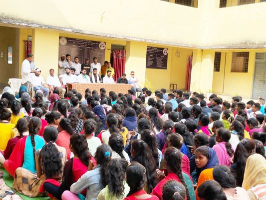 एनएसयूआई ने कॉलेज में लगाया छात्र महापंचायत