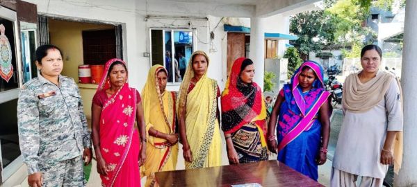 चलती बस में सोने की चेन खींची, 5 महिलाएं गिरफ्तार